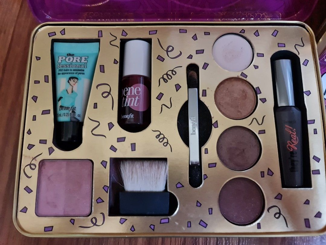 Benefit set (Category: Makeup) located in Quezon City. Submitted by cierre.closet (Listing ID 1238808807, Image 2). Description: benetint- paubos na porefessional primer- bnew sealed eyeshadows- used mascara- medyo matigas na blush- used.