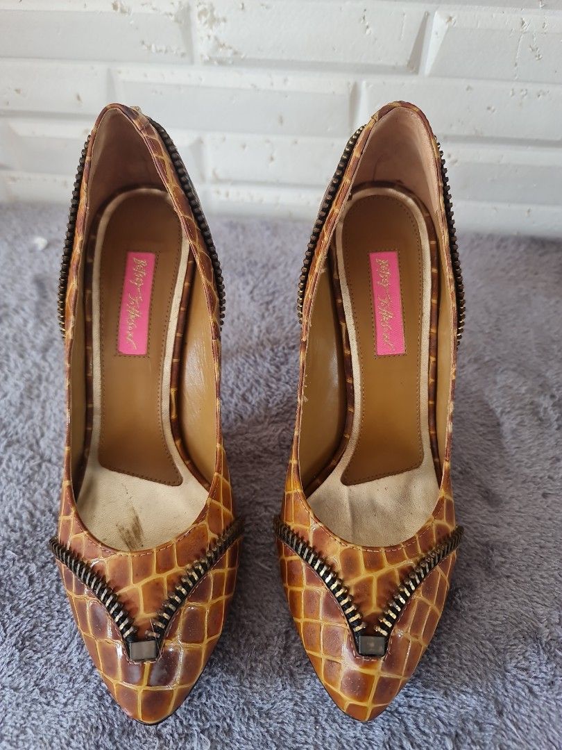 Betsey Johnson heels size 8.5 Fesyen Wanita Sepatu di Carousell