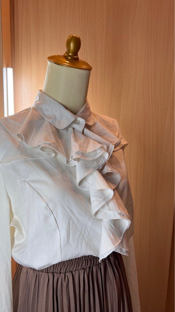 Blouse bw ruffle, Fesyen Wanita, Pakaian Wanita, Atasan di Carousell