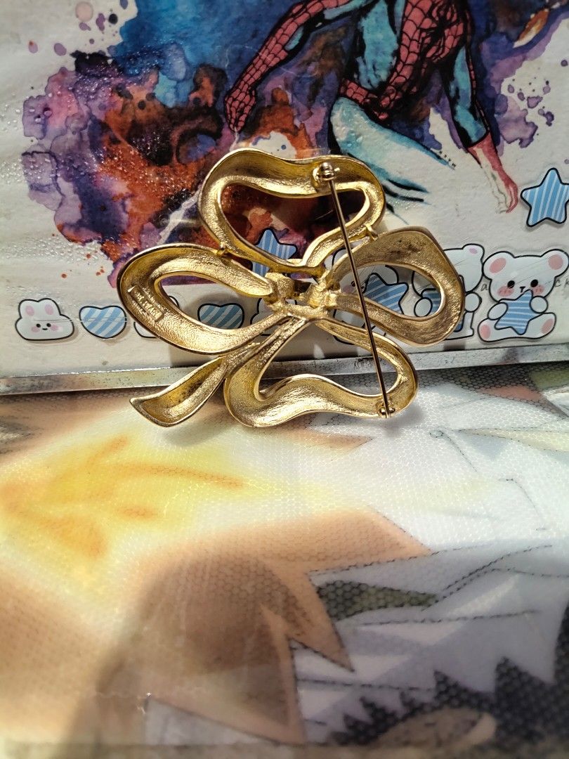 bros E pearl brooch pita Fesyen Wanita Aksesoris di Carousell