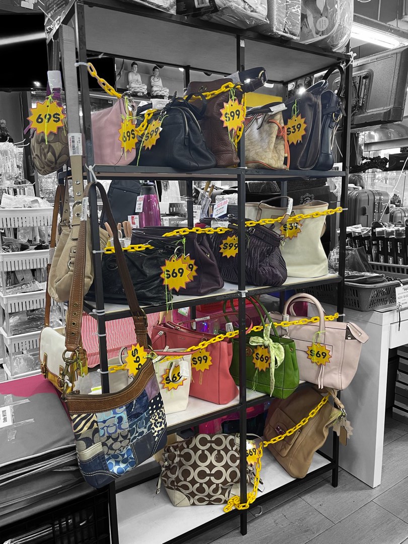 20+ Purse Display Ideas Boutiques | Purse Ideas | Purse display, Handbag  display, Bag display