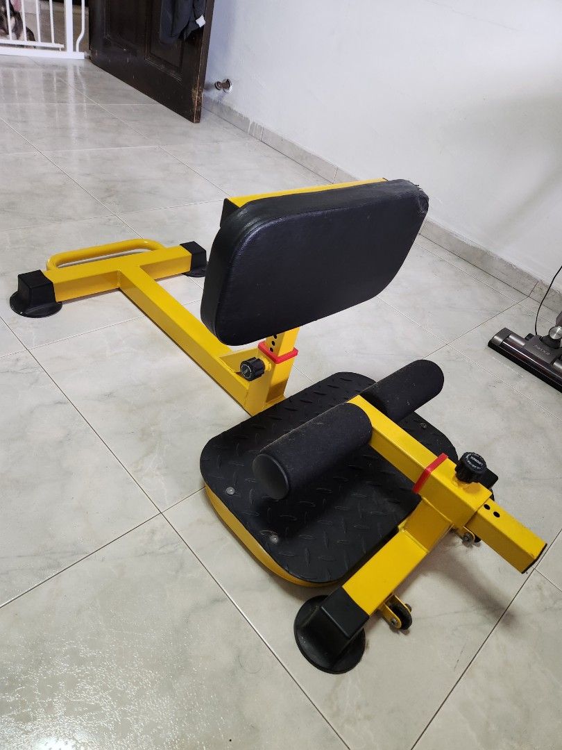 Butt clearance squat machine