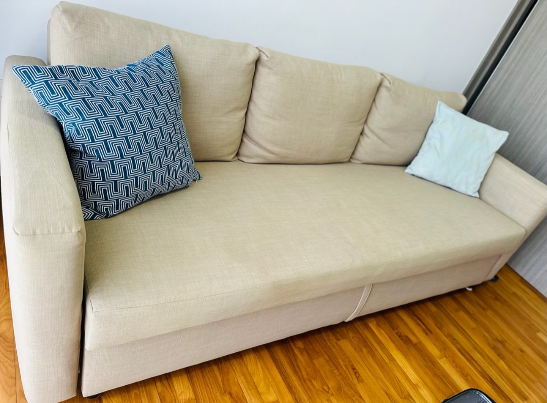 For FREE Sofa ! Selfcollect and dismantling., Furniture & Home