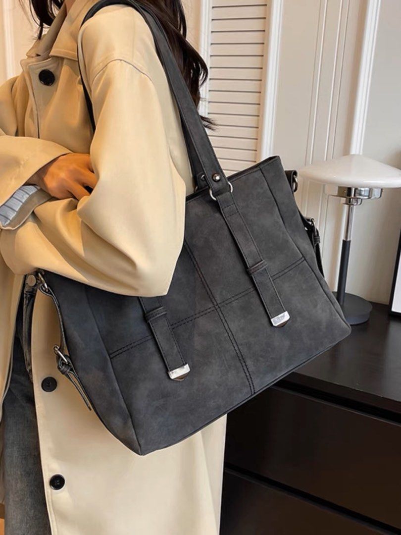 Roots store annex tote