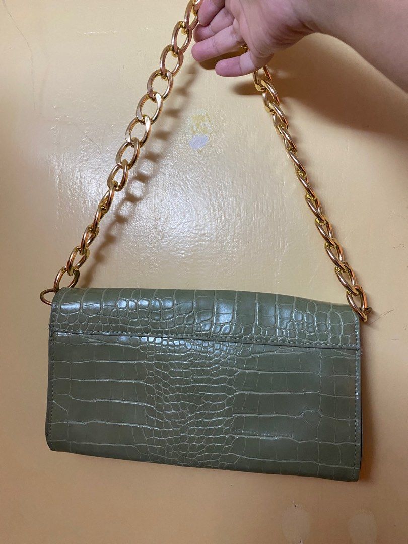 Light green kili bag (no brand) (Category: Luxury Bags & Wallets) located in Makati City. Submitted by aviegerona_declutter (Listing ID 1238835576, Image 3). Description: Used only twice on a wedding No brand No flaw/tarnish in the gold hardware.