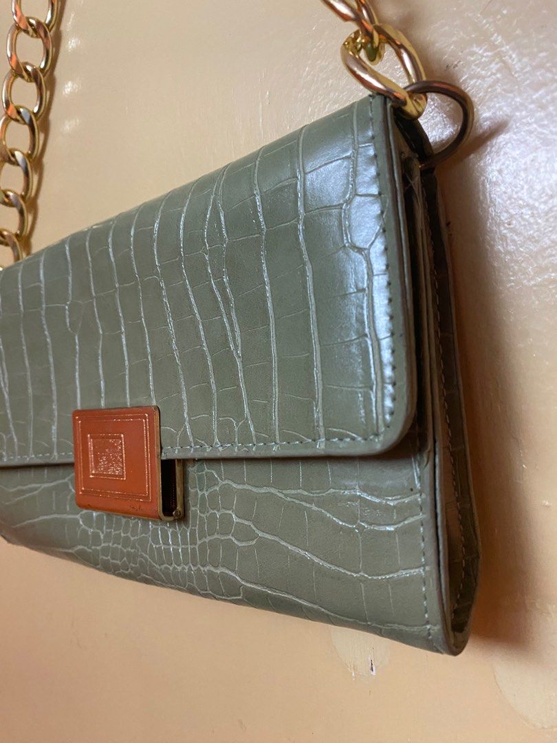 Light green kili bag (no brand) (Category: Luxury Bags & Wallets) located in Makati City. Submitted by aviegerona_declutter (Listing ID 1238835576, Image 2). Description: Used only twice on a wedding No brand No flaw/tarnish in the gold hardware.