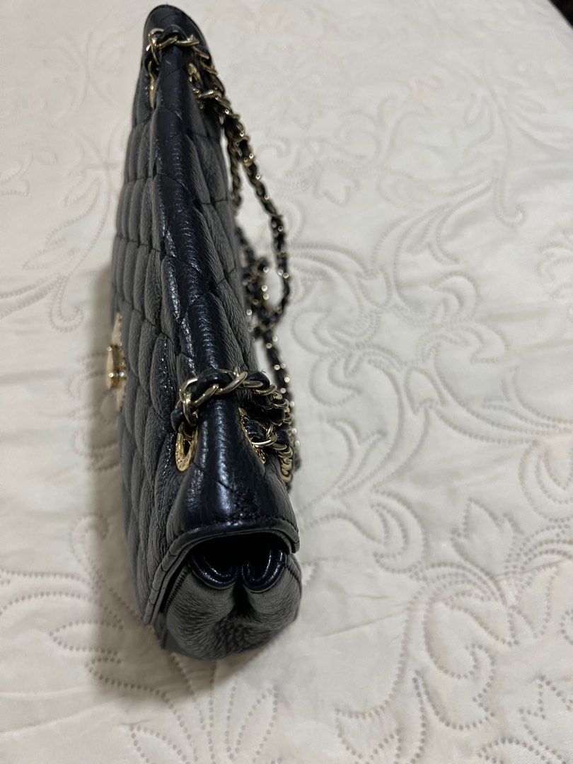 Love Cat shoulder and body bag (Category: Shoulder Bags) located in Pasig City. Submitted by eclacson (Listing ID 1238910784, Image 3). Description: Lov Cat shoulder and body bag Well used bit still presentable small size.