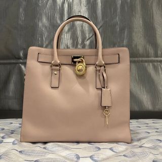 Michael Kors Hamilton Large Tote  Vanilla, Women's Fashion, Bags &  Wallets, Beach Bags on Carousell