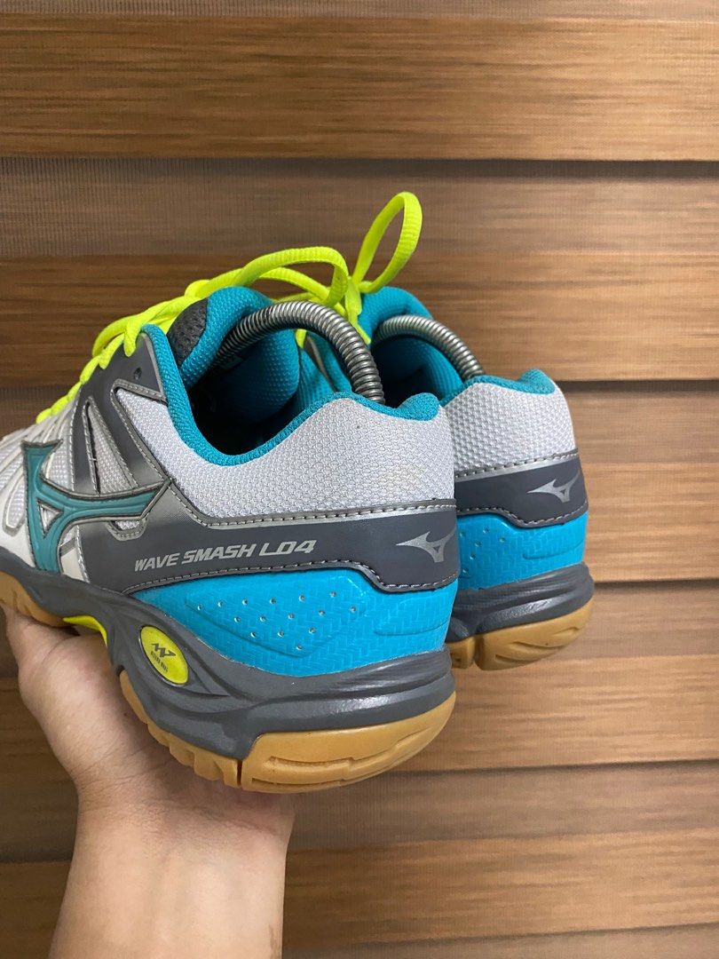 Mizuno wave smash wide hotsell