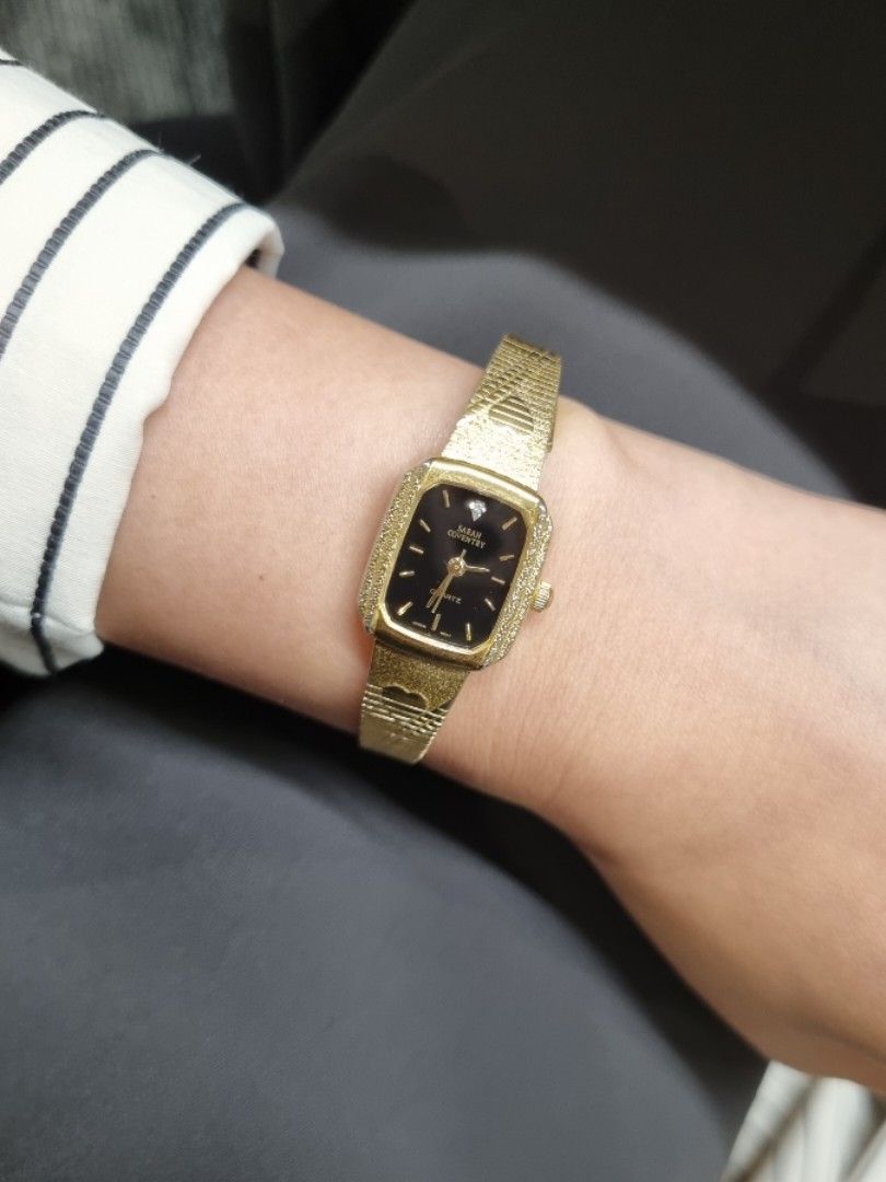 Gold metal outlet watch
