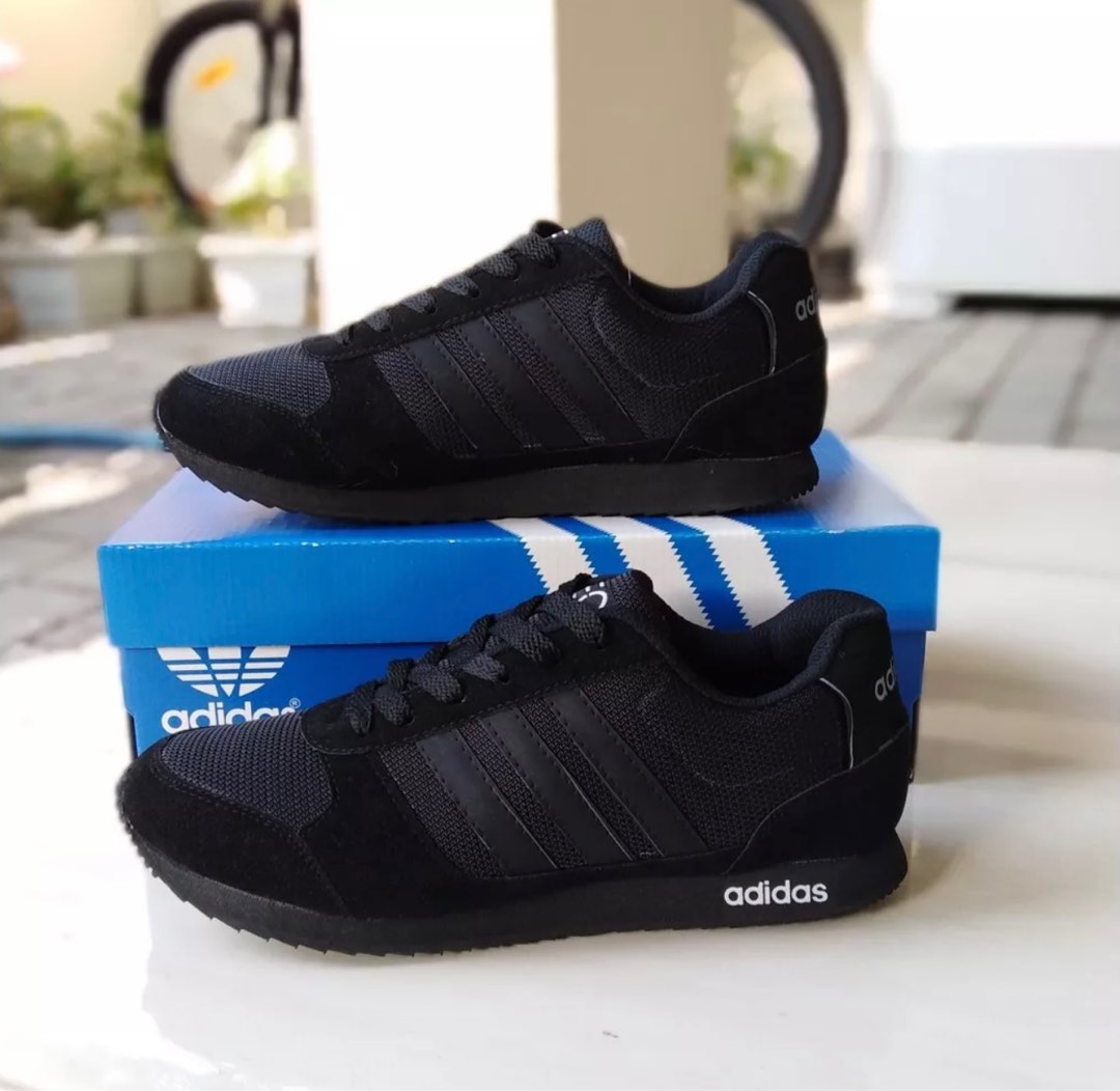 Foto sepatu adidas warna hitam top