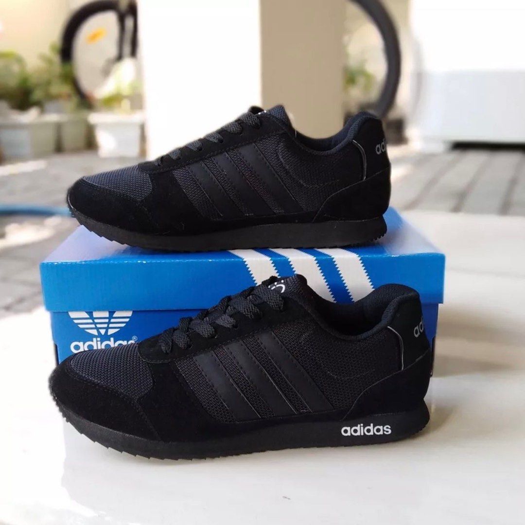 Foto sepatu adidas warna hitam polos online