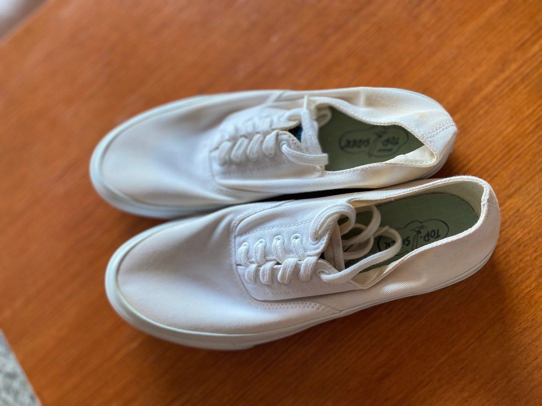 Sepatu jalan santai putih, Fesyen Wanita, Sepatu di Carousell