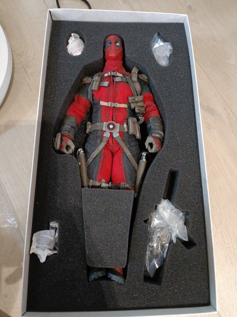 Sideshow Deadpool （分類：手辦雕像）位於 Hong Kong。 由 xnirvash 提交（商品編號 1238825660，圖片 2）。簡介： sideshow deadpool 普通版 輕微爆皮 關切正常 葵興至北角地鐵站交收 或者 天后門市交收。