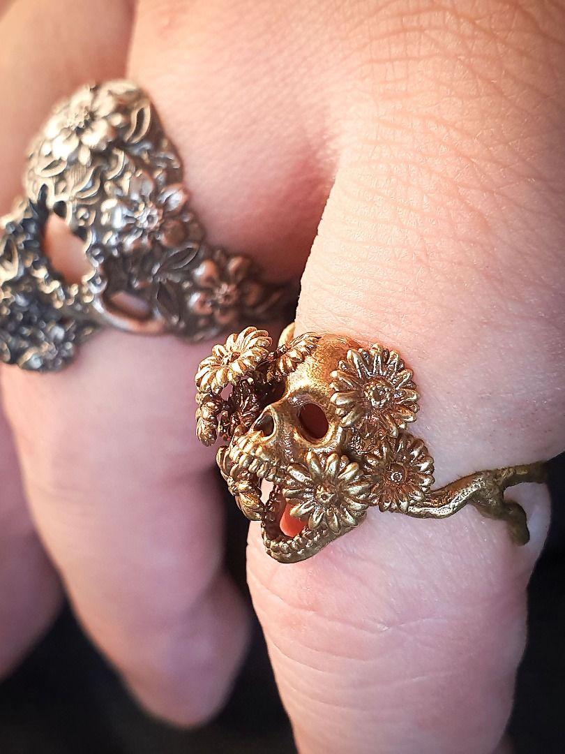 Gold skull ring womens sales