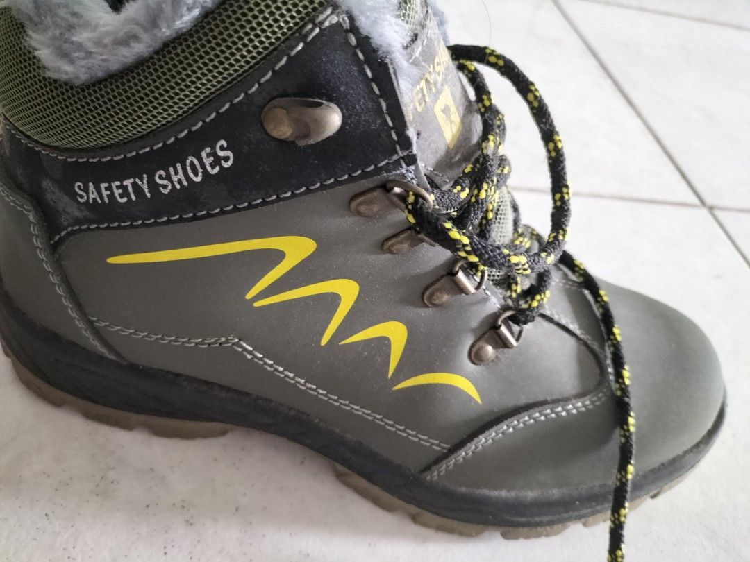 Warm safety clearance boots