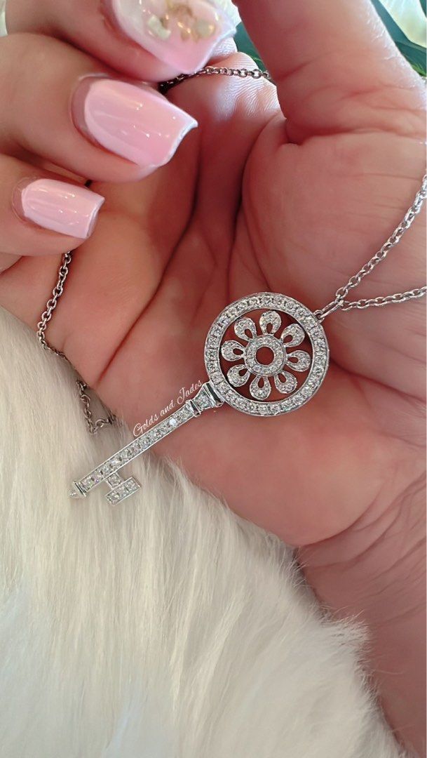 Tiffany petals outlet key pendant
