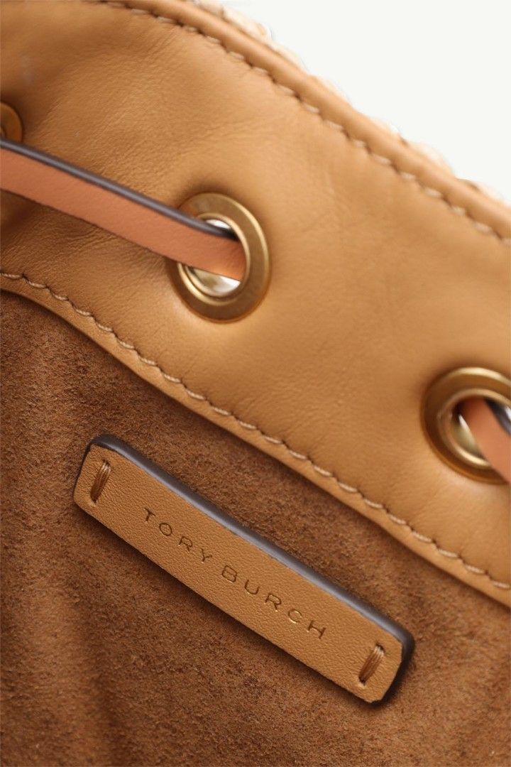 TORY BURCH Mini Fleming Soft Straw Bucket Crossbody Bag in Natural, Barang  Mewah, Tas & Dompet di Carousell