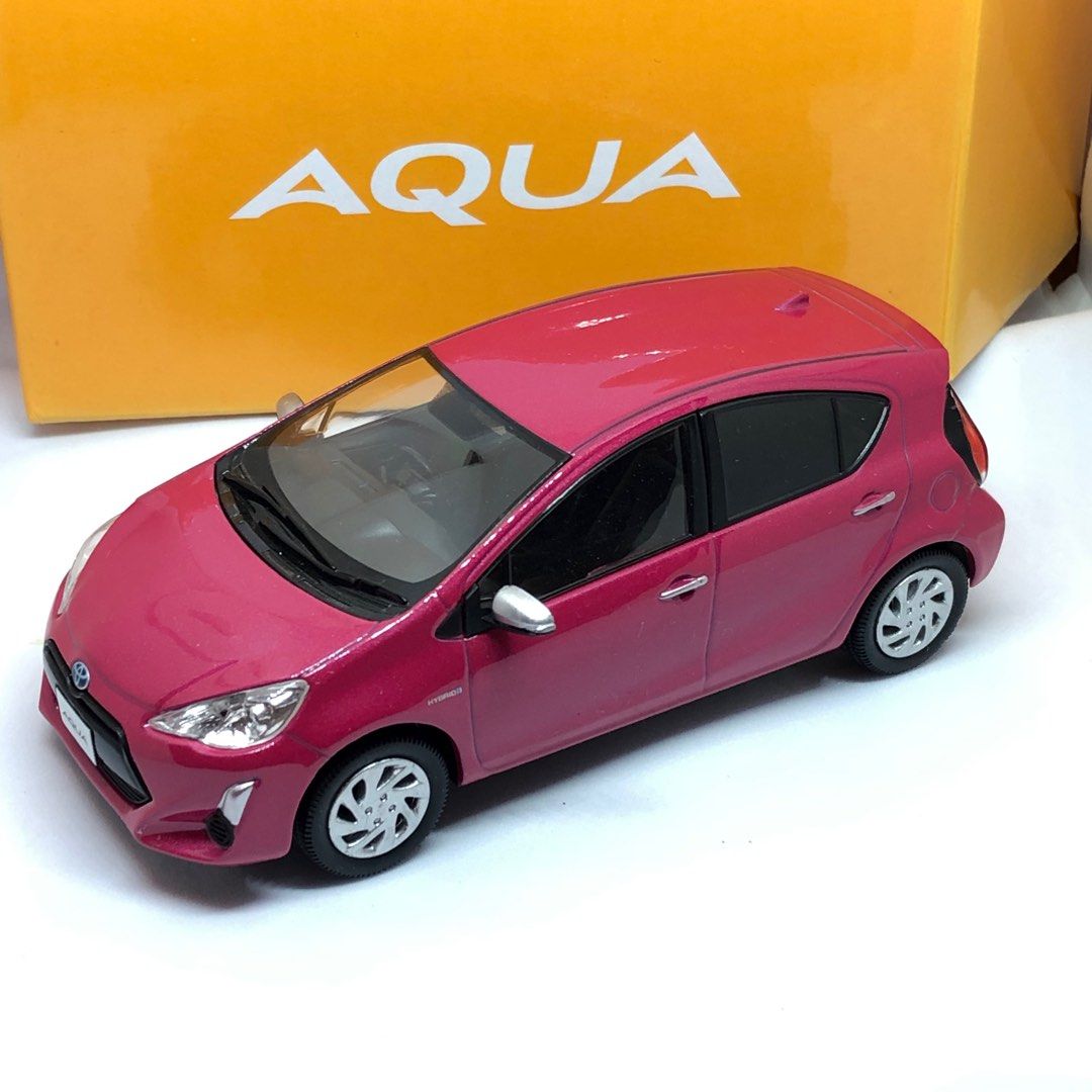 限量收藏版 丰田 AQUA 1/30 合金模型车 Toyota 1:30 Aqua 合金模型車die-cast 特別版粉紅色, 興趣及遊戲, 玩具