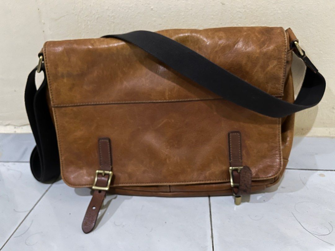 Vintage Fossil Messenger Bag, Men's Fashion, Bags, Sling Bags on Carousell