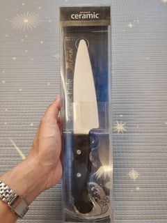2 Kyocera ceramic knives 11 & 14cm + peeler + board
