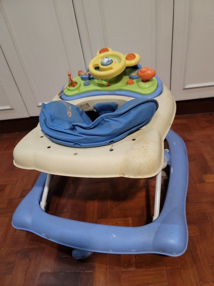 Baby stroller (Category: Strollers) located in Manila. Submitted by uys958 (Listing ID 1239067582, Image 3). Description: Simple cleaning is needed, the seat cushion is damaged, the overall is solid, the pulleys are smooth, the plastic frame is not cracked, good quality..