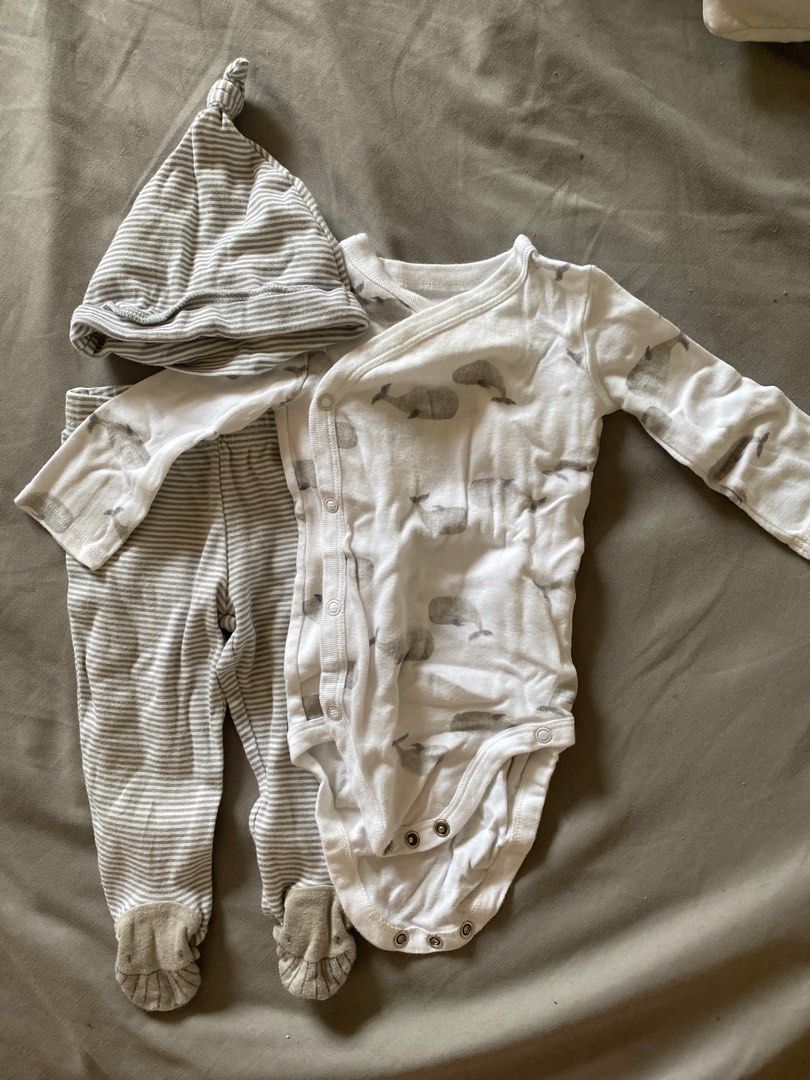 Carters bodysuit Set (Category: Babies & Kids Fashion) located in Quezon City. Submitted by andreazee (Listing ID 1239009584, Image 1). Description: Bonnet, too and bottoms 6 months on tag but my baby wore this since newborn.