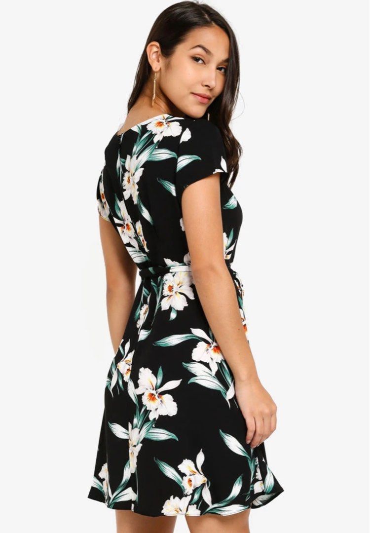 Dorothy Perkins Petite Black Eleanor White Floral Black Mini Flare Skater Casual Dress Women s Fashion Dresses Sets Dresses on Carousell