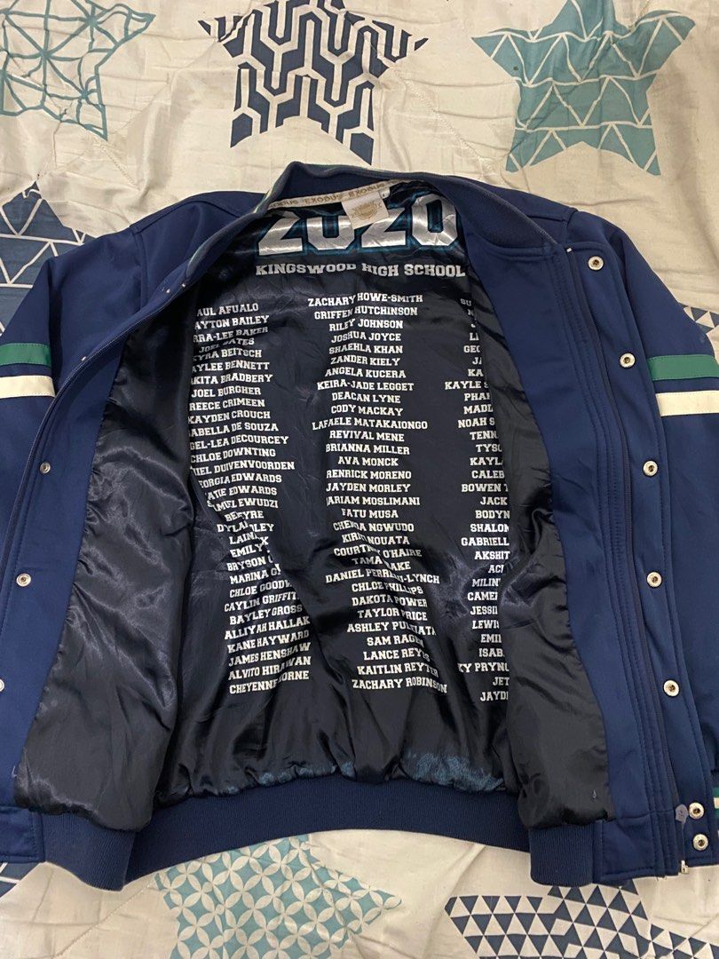 Jacket (Category: Coats, Jackets and Outerwear) located in Kota Bharu. Submitted by pamagostan (Listing ID 1238981188, Image 3). Description: Jacket University Omputih Ukuran manual 22 labuh 26 Condition lawa.