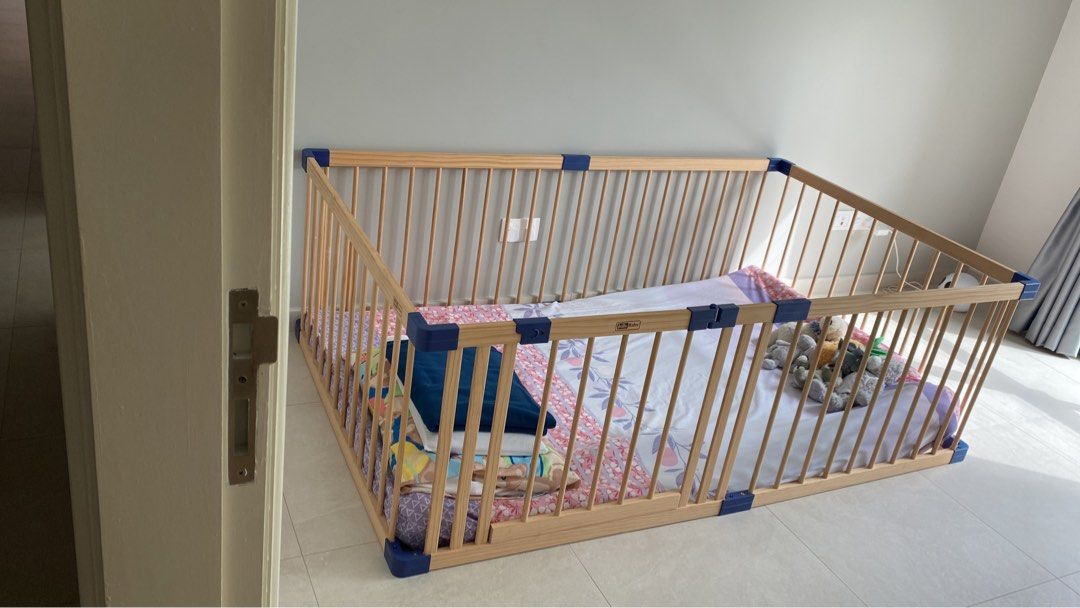 Jollybaby wooden playpen 8 panels 150cm x200cm