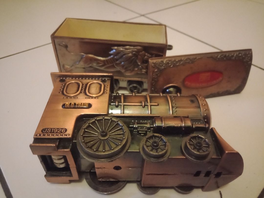 JS1926 OLD TRAIN TABLE LIGHTER,dengan gerbong PT.GUDANG GARAM., Antik