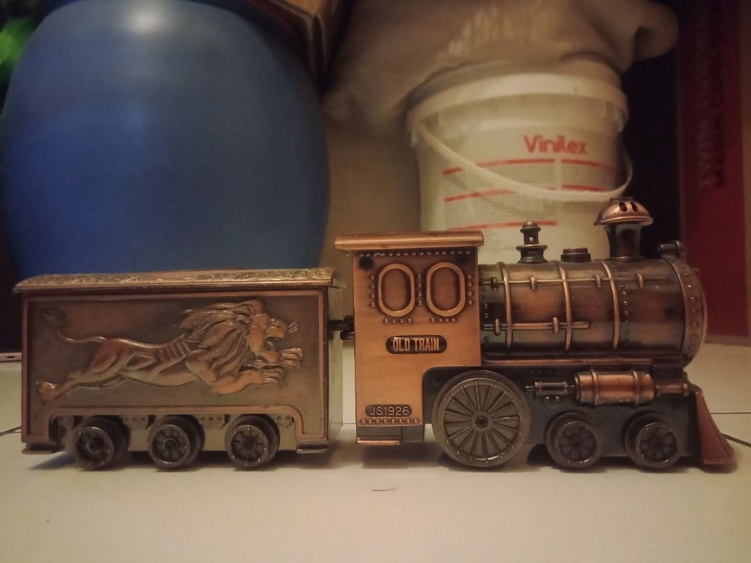 JS1926 OLD TRAIN TABLE LIGHTER,dengan gerbong PT.GUDANG GARAM., Antik