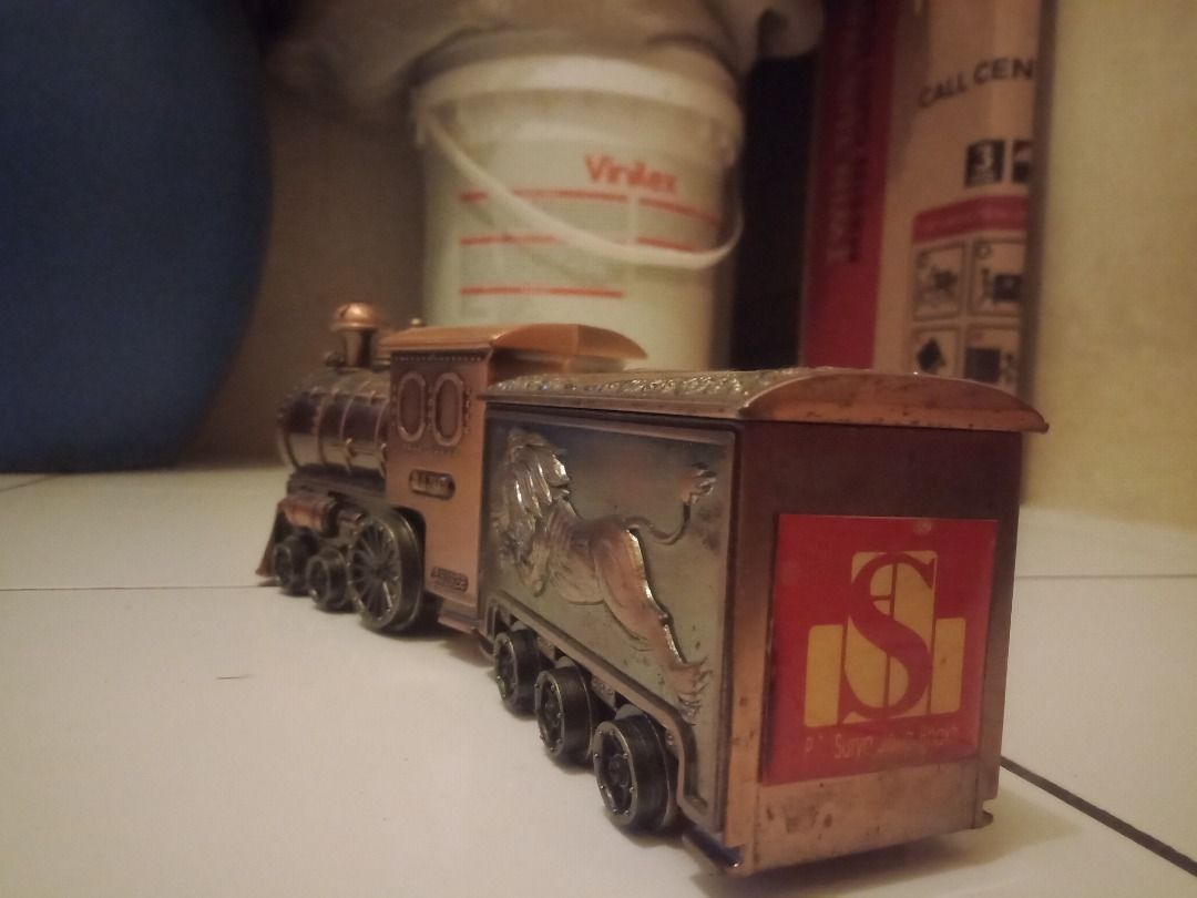 JS1926 OLD TRAIN TABLE LIGHTER,dengan gerbong PT.GUDANG GARAM., Antik