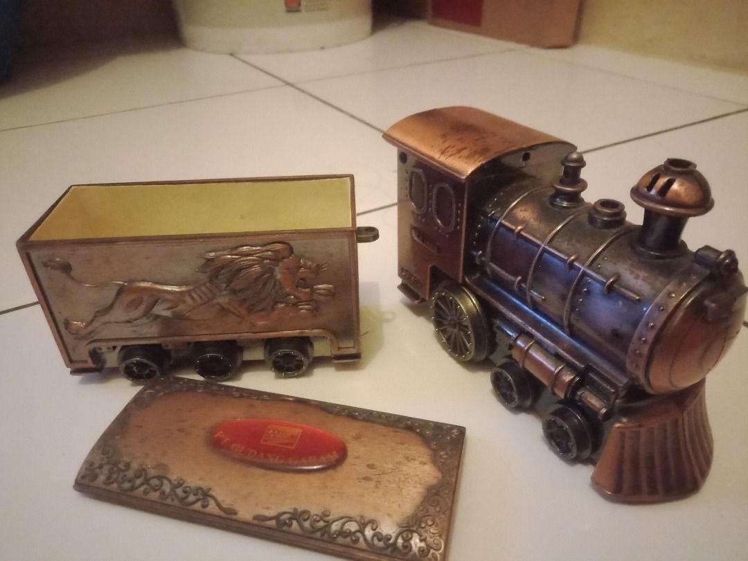 JS1926 OLD TRAIN TABLE LIGHTER,dengan gerbong PT.GUDANG GARAM., Antik