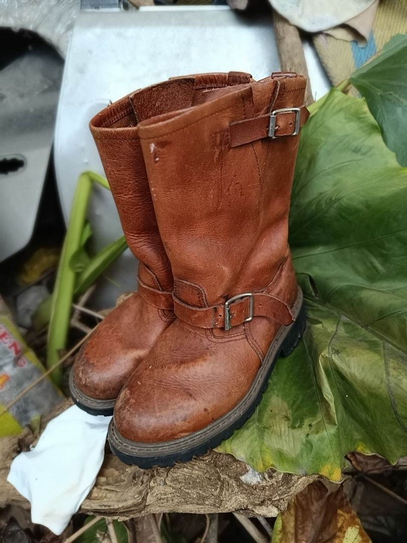 leather engineer boots (Category: Boots) located in Malolos. Submitted by tosellforkeeps (Listing ID 1239076535, Image 1). Description: for sale leather engineer boots size 37 EU, fits 7 snug - in good rugged condition oil resistant minimal heel drag, paintchips, scratches check images for its condition - 1000 + sf gcash mop.