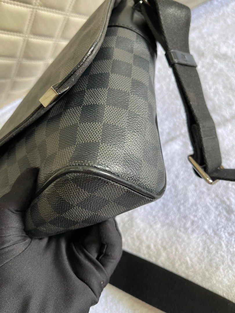 Sale Lv Messenger Bag, Luxury, Bags & Wallets on Carousell