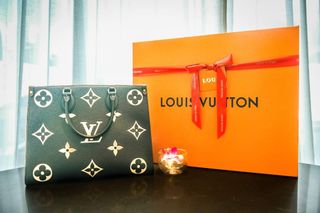 Louis Vuitton ILLUSTRE Vivienne JAPAN XMAS BAG CHARM KEY HOLDER M00499