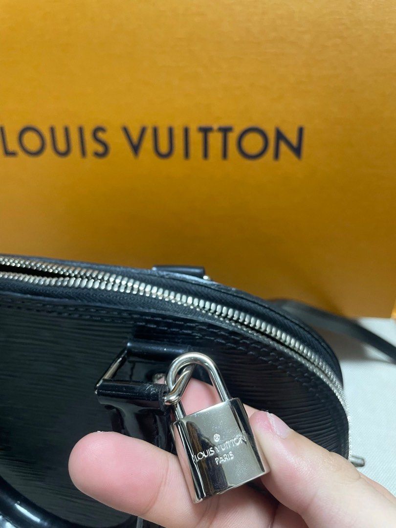 Wear and Tear Review Louis Vuitton Alma bb Vernis (color transfer