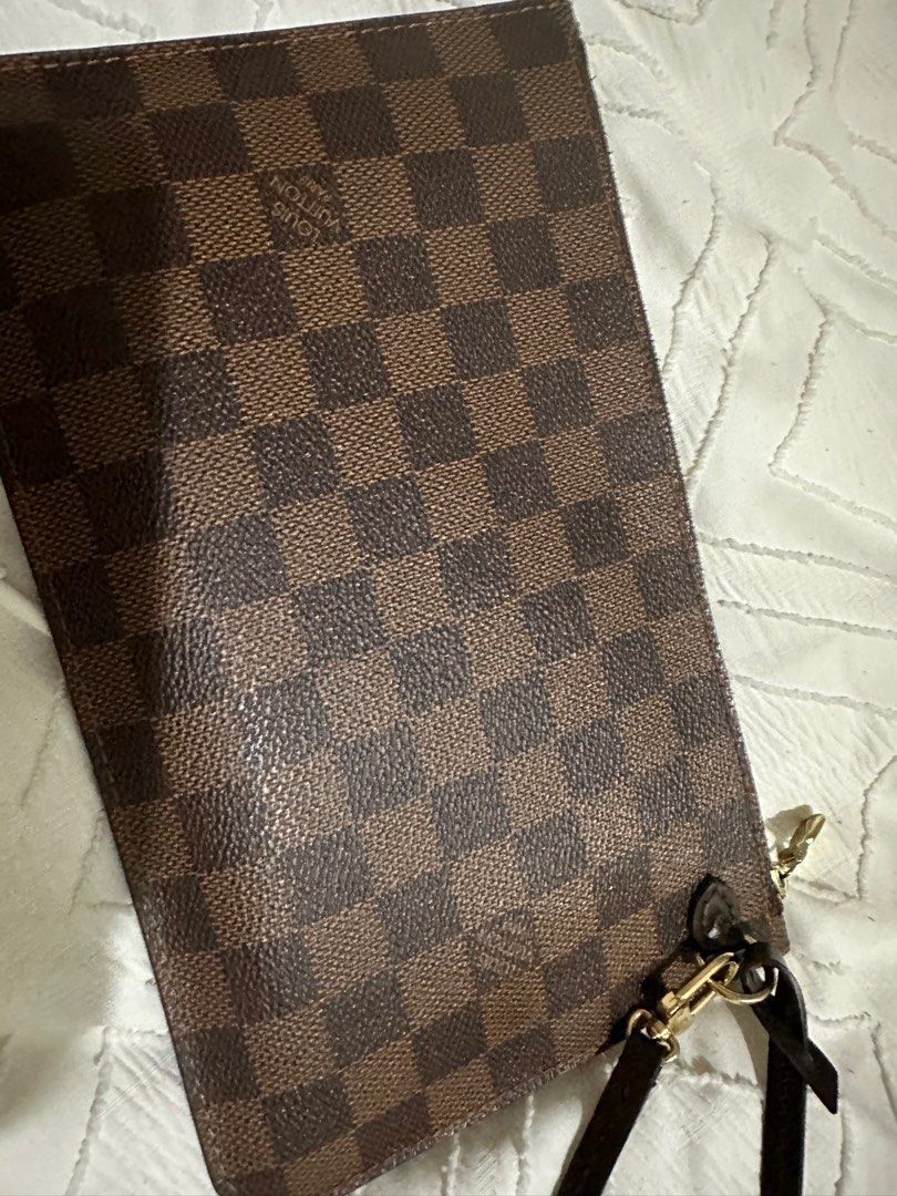 LV NEVERFULL POUCH DAMIER (Category: Luxury Bags & Wallets) located in Cavite. Submitted by mimidisney (Listing ID 1238995769, Image 2). Description: Rank A Barely used .