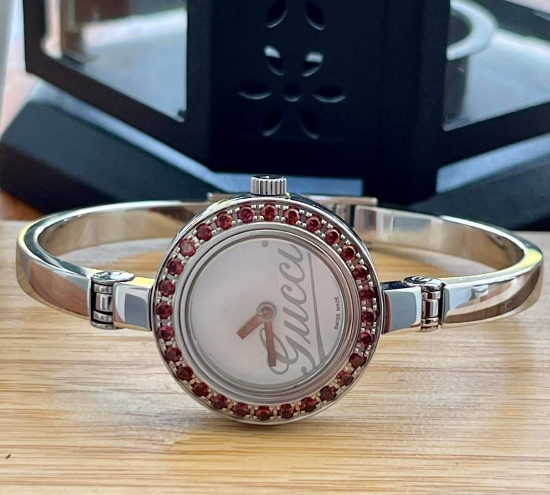 Gucci 105 watch top