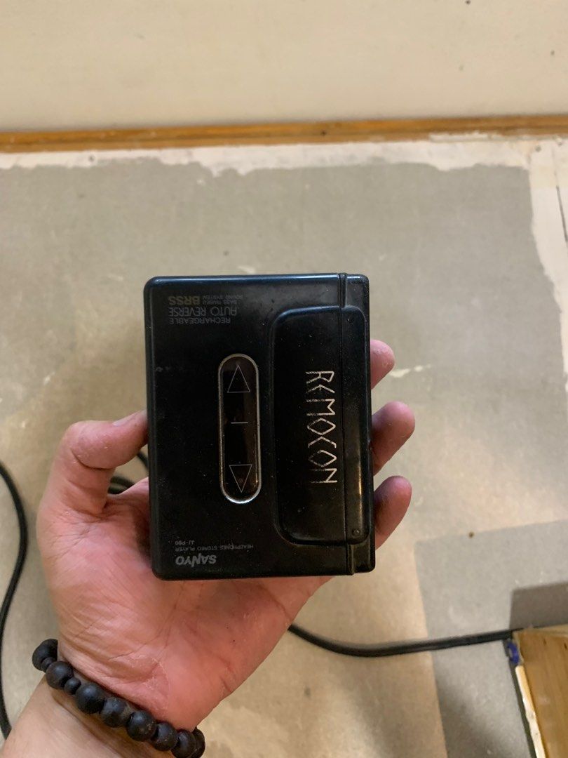 Sanyo portable player (Category: Portable Music Players) located in Manila. Submitted by moneymann888 (Listing ID 1239112567, Image 1). Description: sf buyer shoulder.