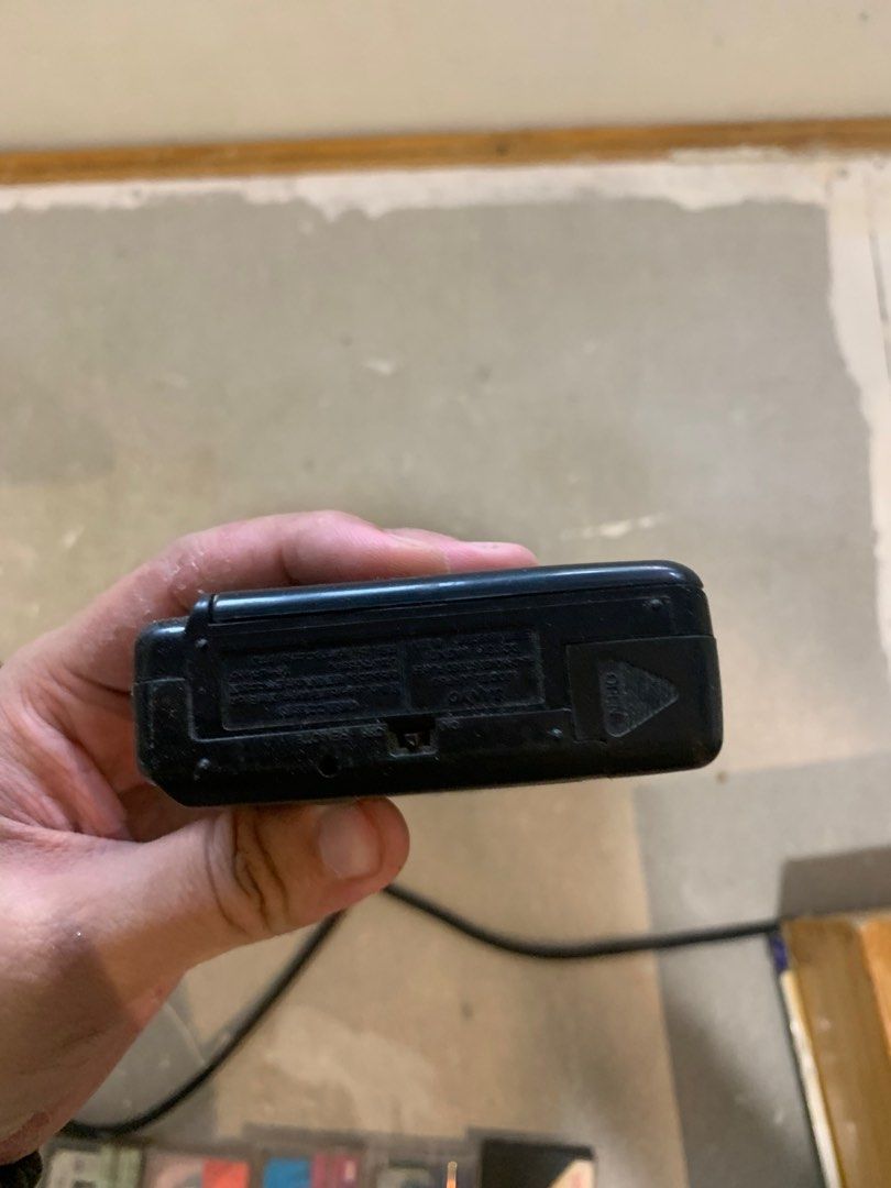 Sanyo portable player (Category: Portable Music Players) located in Manila. Submitted by moneymann888 (Listing ID 1239112567, Image 3). Description: sf buyer shoulder.