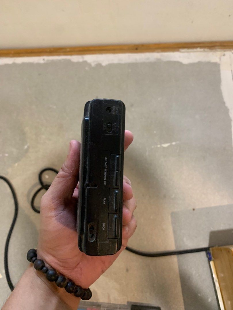 Sanyo portable player (Category: Portable Music Players) located in Manila. Submitted by moneymann888 (Listing ID 1239112567, Image 2). Description: sf buyer shoulder.
