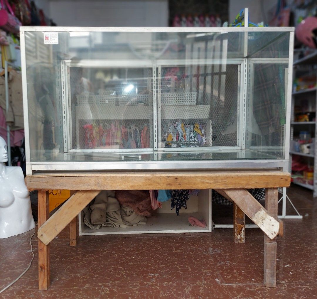 Stainless / Glass Estante (Category: Storage Boxes & Baskets) located in Quezon City. Submitted by shoperista.mnl (Listing ID 1239058278, Image 2). Description: Moving Out Sale‼️ 📌 Stainless /Glass Estante. Two layer with Screen Sliding door. 🔖 P 500.00 📌 Dimention: L: 2ft x W 4ft x H 2.2ft 💥 Free: Wood Table Stand ‼️ Super laki, perfect lalo na sa gustong magstart ng carinderya or kahit pang front sa tindahan. 📍 Flaw: wala na po ung bottom 