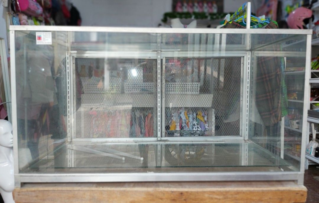 Stainless / Glass Estante (Category: Storage Boxes & Baskets) located in Quezon City. Submitted by shoperista.mnl (Listing ID 1239058278, Image 1). Description: Moving Out Sale‼️ 📌 Stainless /Glass Estante. Two layer with Screen Sliding door. 🔖 P 500.00 📌 Dimention: L: 2ft x W 4ft x H 2.2ft 💥 Free: Wood Table Stand ‼️ Super laki, perfect lalo na sa gustong magstart ng carinderya or kahit pang front sa tindahan. 📍 Flaw: wala na po ung bottom 