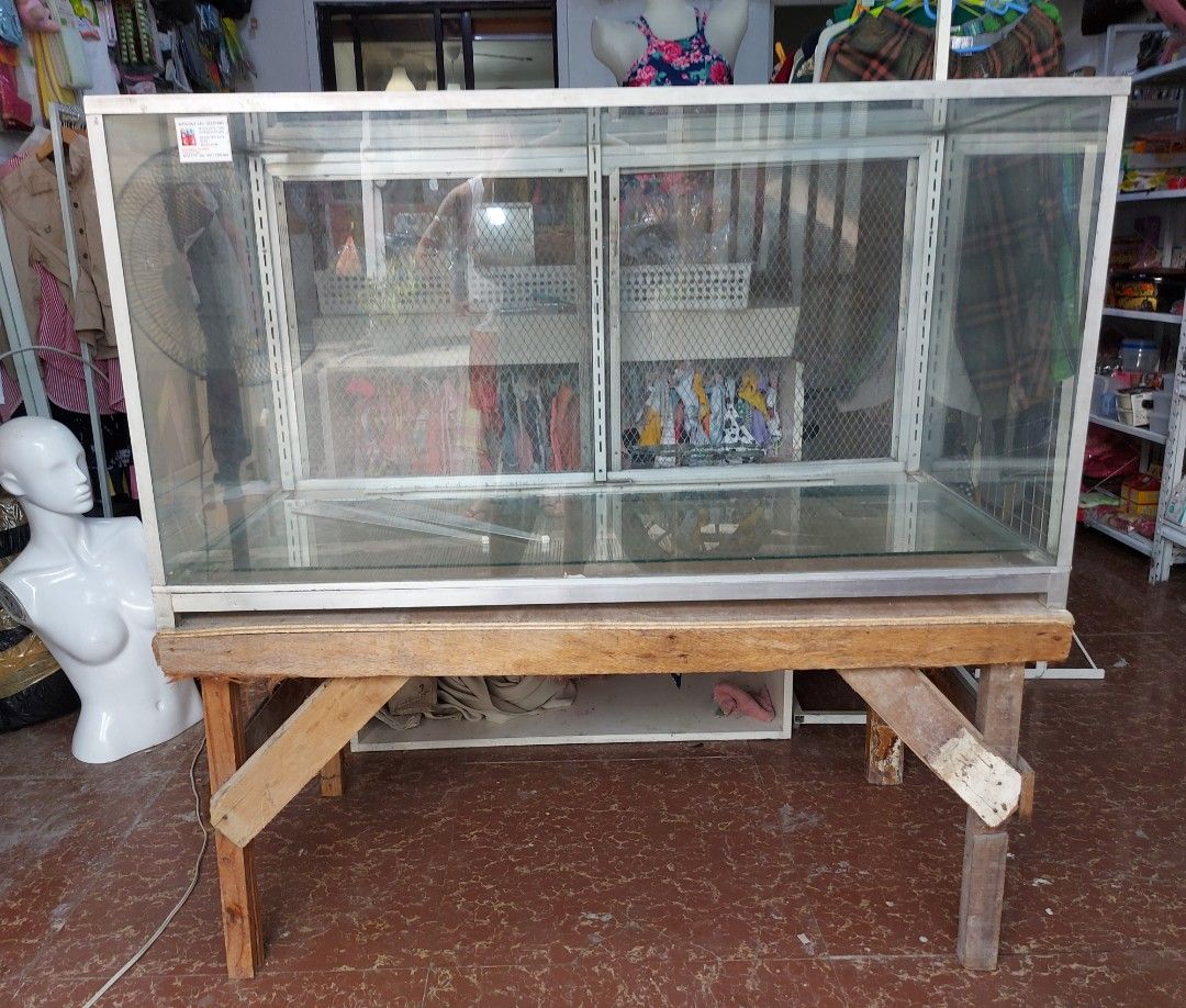 Stainless / Glass Estante (Category: Storage Boxes & Baskets) located in Quezon City. Submitted by shoperista.mnl (Listing ID 1239058278, Image 3). Description: Moving Out Sale‼️ 📌 Stainless /Glass Estante. Two layer with Screen Sliding door. 🔖 P 500.00 📌 Dimention: L: 2ft x W 4ft x H 2.2ft 💥 Free: Wood Table Stand ‼️ Super laki, perfect lalo na sa gustong magstart ng carinderya or kahit pang front sa tindahan. 📍 Flaw: wala na po ung bottom 