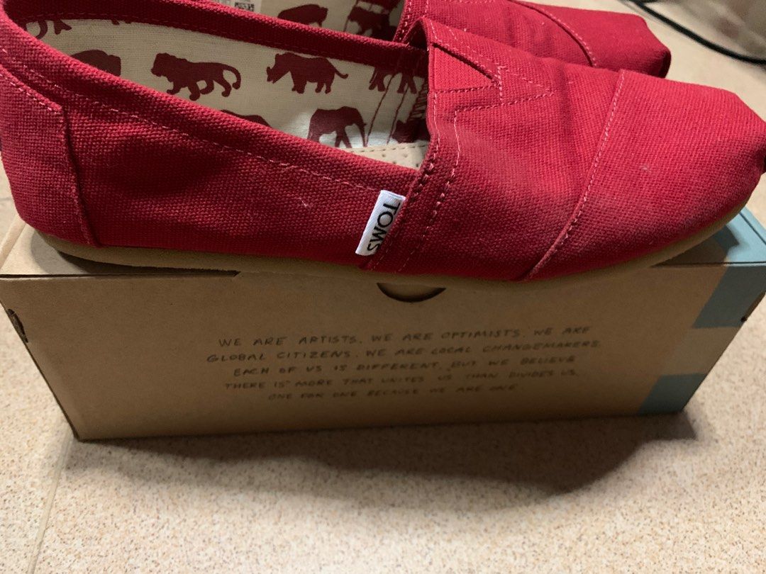 Toms Classic (Category: Sneakers) located in Mabini. Submitted by MariaD (Listing ID 1239035607, Image 3). Description: Message me for more photos. Minimal signs of usage. Almost like brand new. Still with box. Size: UK 6/EU 38.5/25cm.