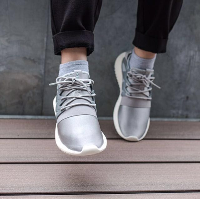 Tubular viral top on feet