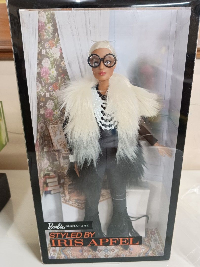 Barbie Styled By Iris Apfel – Bambola Da Collezione – Gilet Multicolore E Pantaloni A Zampa Con Frange – Accessori Iconici - 4