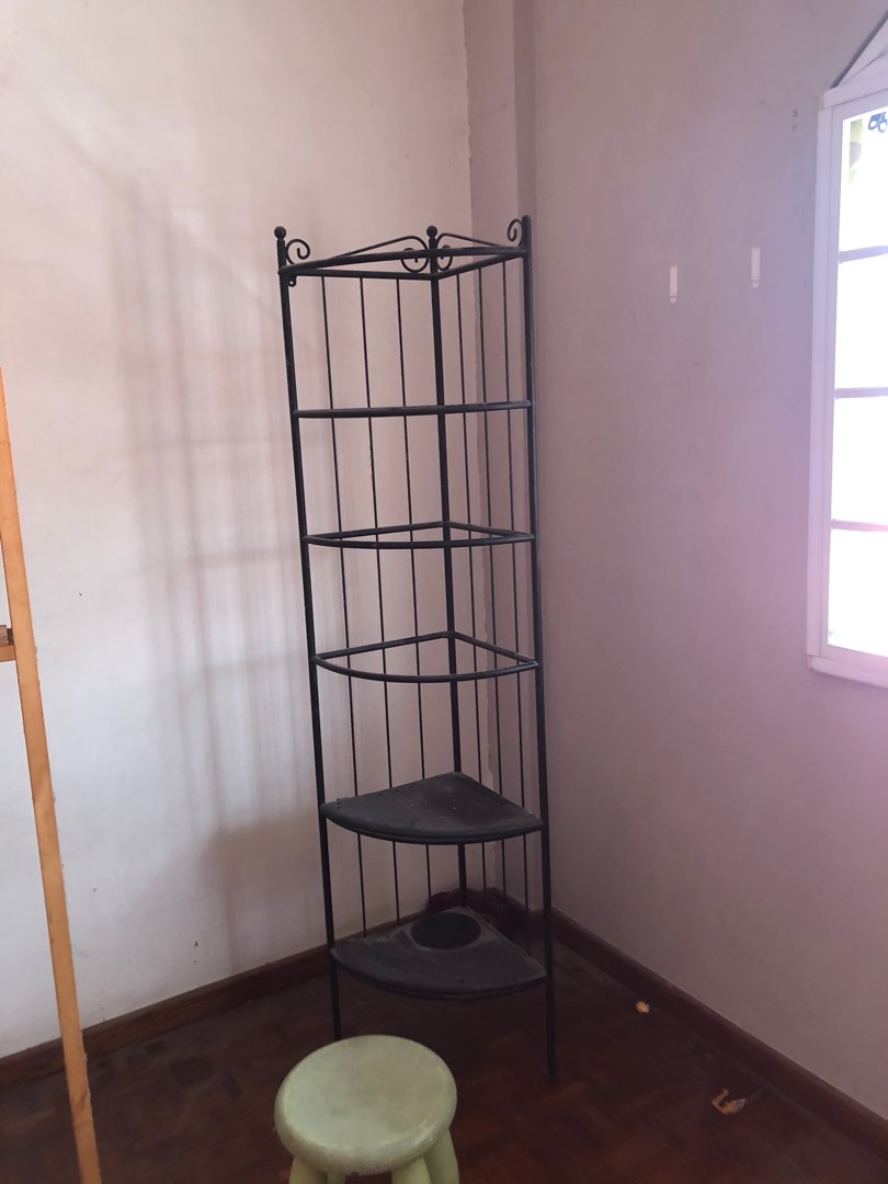 Corner shelf in good condition to give away free, Furniture & Home